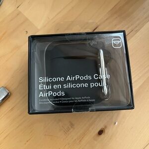 🌟 FREE W/Purchase 🌟 BNIB Silicone Case for AirPods with Carabiner